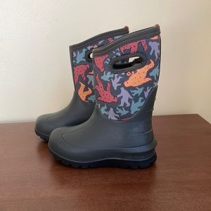Lightly used kids size 12 Bogs. Rated to -35F.